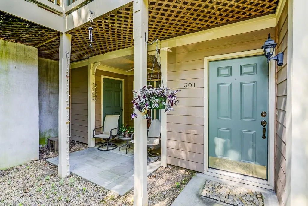 301 Hollyfax Circle Unit 301, Sandy Springs, Georgia 30328, 1 Bedroom Bedrooms, ,1 BathroomBathrooms,Residential,Sold,301 Hollyfax Circle Unit 301,5850787