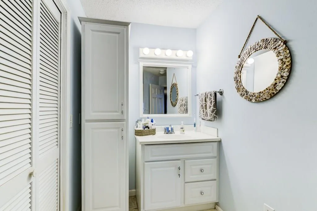 301 Hollyfax Circle Unit 301, Sandy Springs, Georgia 30328, 1 Bedroom Bedrooms, ,1 BathroomBathrooms,Residential,Sold,301 Hollyfax Circle Unit 301,5850787