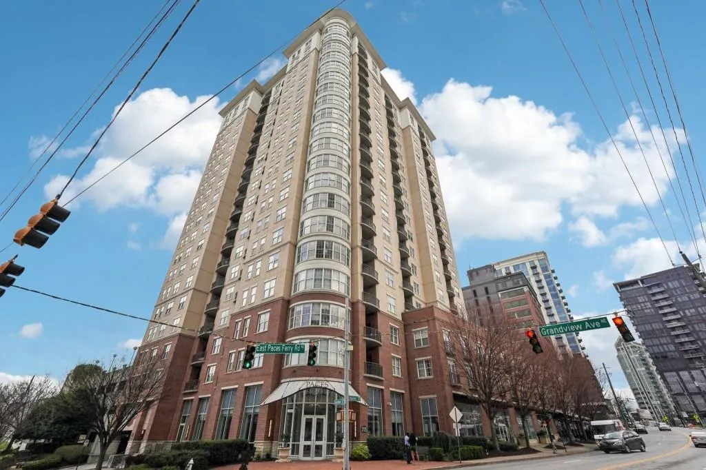 Steps To Premier Dining, Upscale Shopping, & Everyday Conveniences
