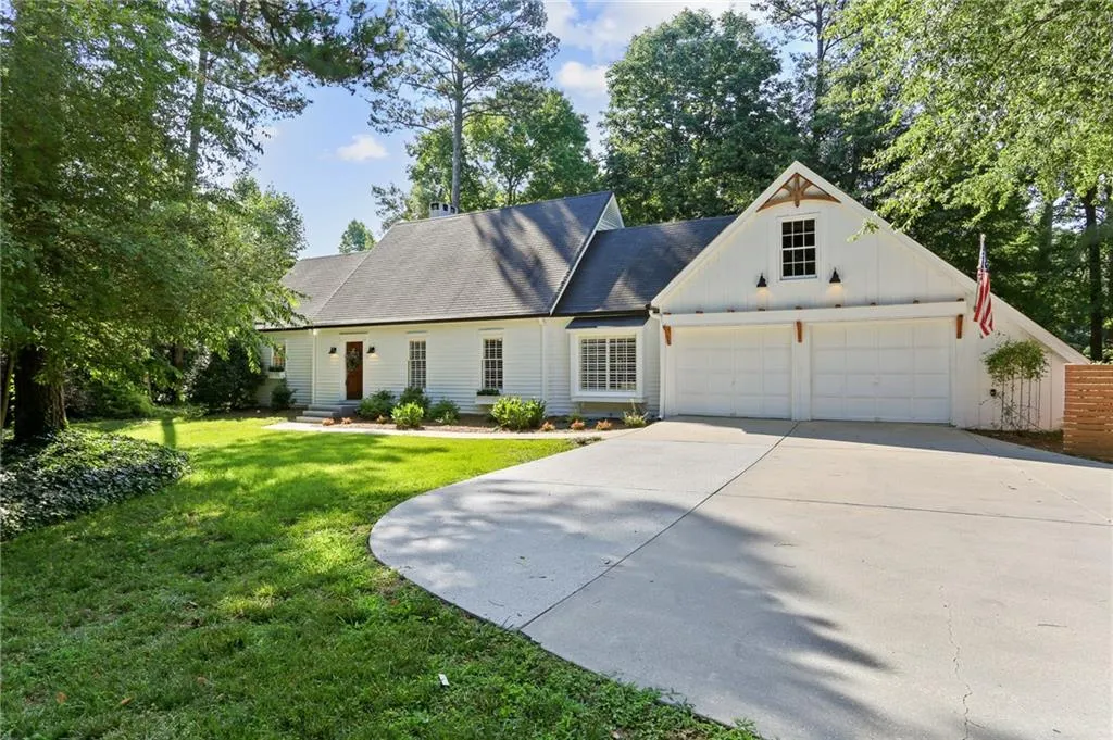 5015 Spalding Drive, Sandy Springs, Georgia 30350, 4 Bedrooms Bedrooms, ,2 BathroomsBathrooms,Residential,Sold,5015 Spalding Drive,6899450