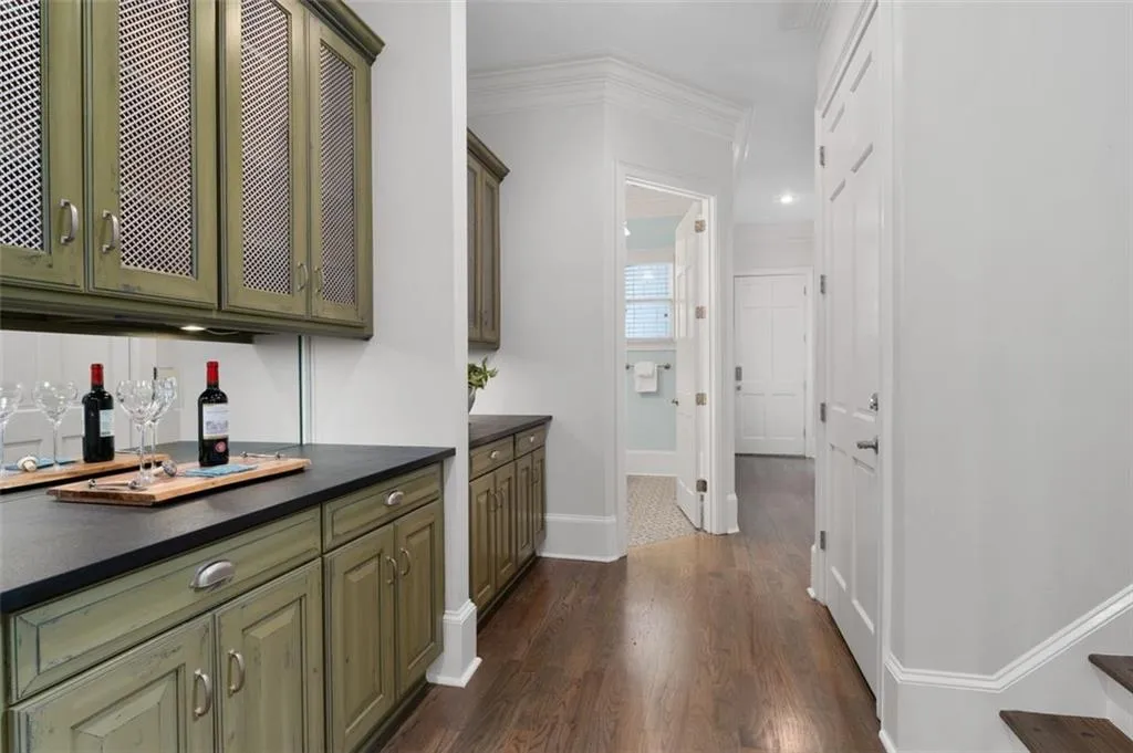 Butler's pantry and/or dry bar area
