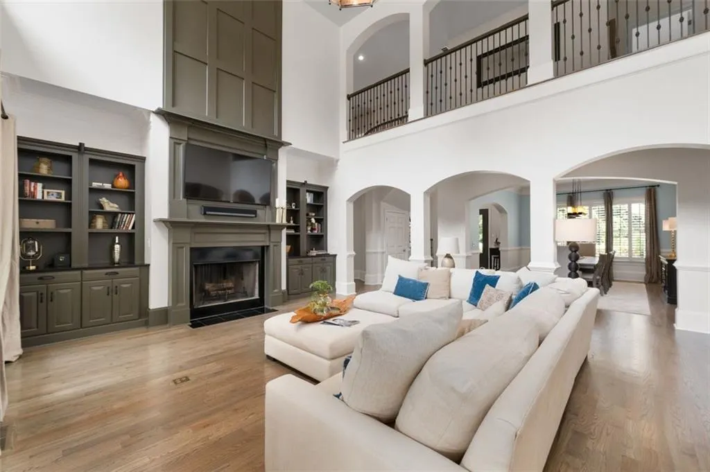 Fireplace & built-ins in the living room