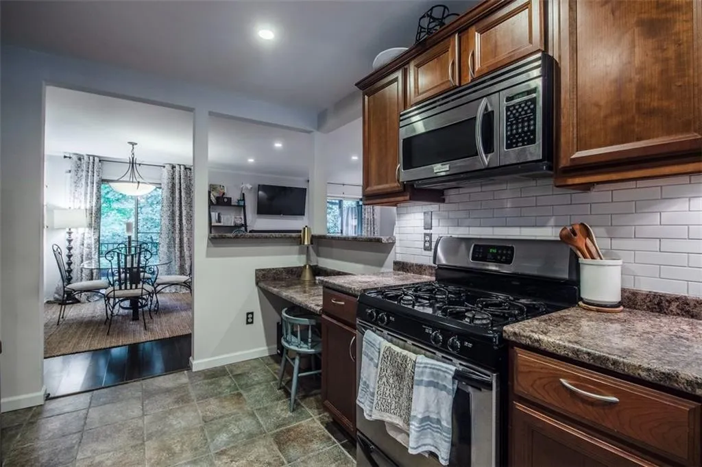 5400 Roswell Road Unit L8, Atlanta, Georgia 30342, 2 Bedrooms Bedrooms, ,2 BathroomsBathrooms,Residential,Sold,5400 Roswell Road Unit L8,6035380