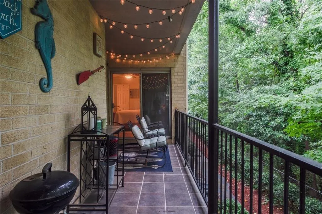 5400 Roswell Road Unit L8, Atlanta, Georgia 30342, 2 Bedrooms Bedrooms, ,2 BathroomsBathrooms,Residential,Sold,5400 Roswell Road Unit L8,6035380