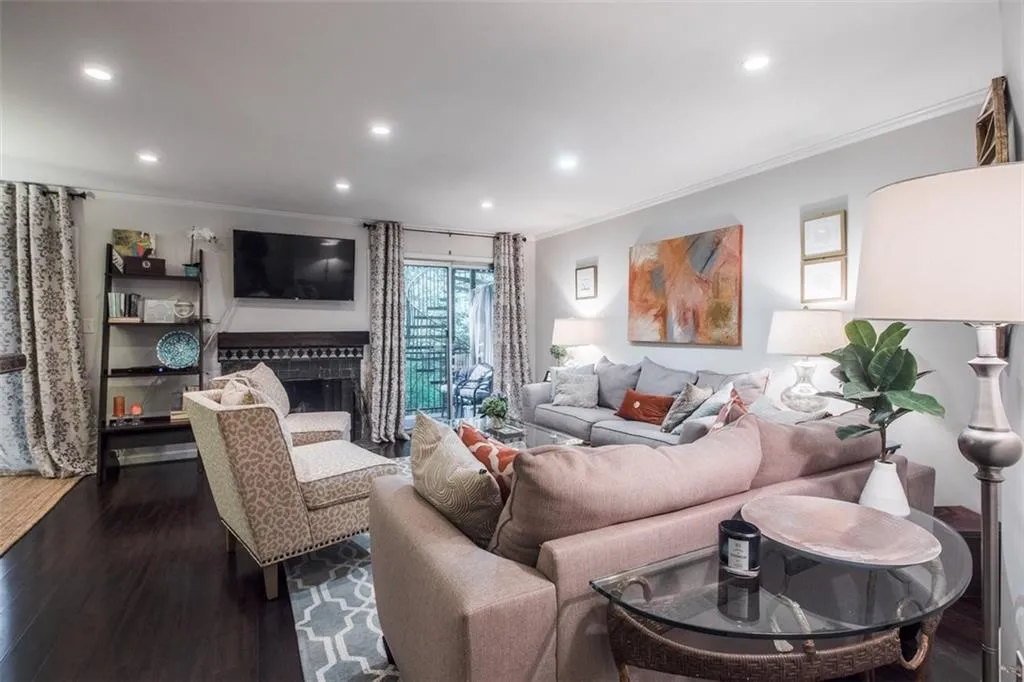 5400 Roswell Road Unit L8, Atlanta, Georgia 30342, 2 Bedrooms Bedrooms, ,2 BathroomsBathrooms,Residential,Sold,5400 Roswell Road Unit L8,6035380