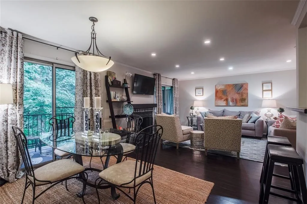 5400 Roswell Road Unit L8, Atlanta, Georgia 30342, 2 Bedrooms Bedrooms, ,2 BathroomsBathrooms,Residential,Sold,5400 Roswell Road Unit L8,6035380