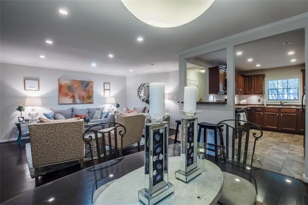 5400 Roswell Road Unit L8, Atlanta, Georgia 30342, 2 Bedrooms Bedrooms, ,2 BathroomsBathrooms,Residential,Sold,5400 Roswell Road Unit L8,6035380