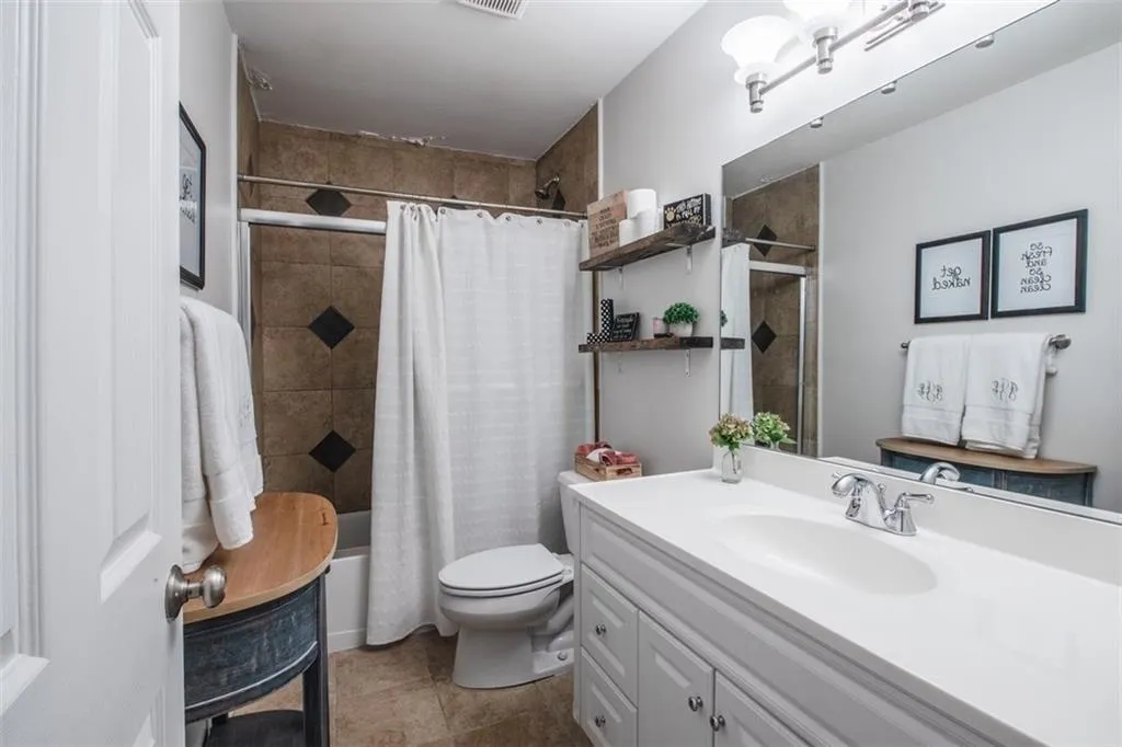 5400 Roswell Road Unit L8, Atlanta, Georgia 30342, 2 Bedrooms Bedrooms, ,2 BathroomsBathrooms,Residential,Sold,5400 Roswell Road Unit L8,6035380