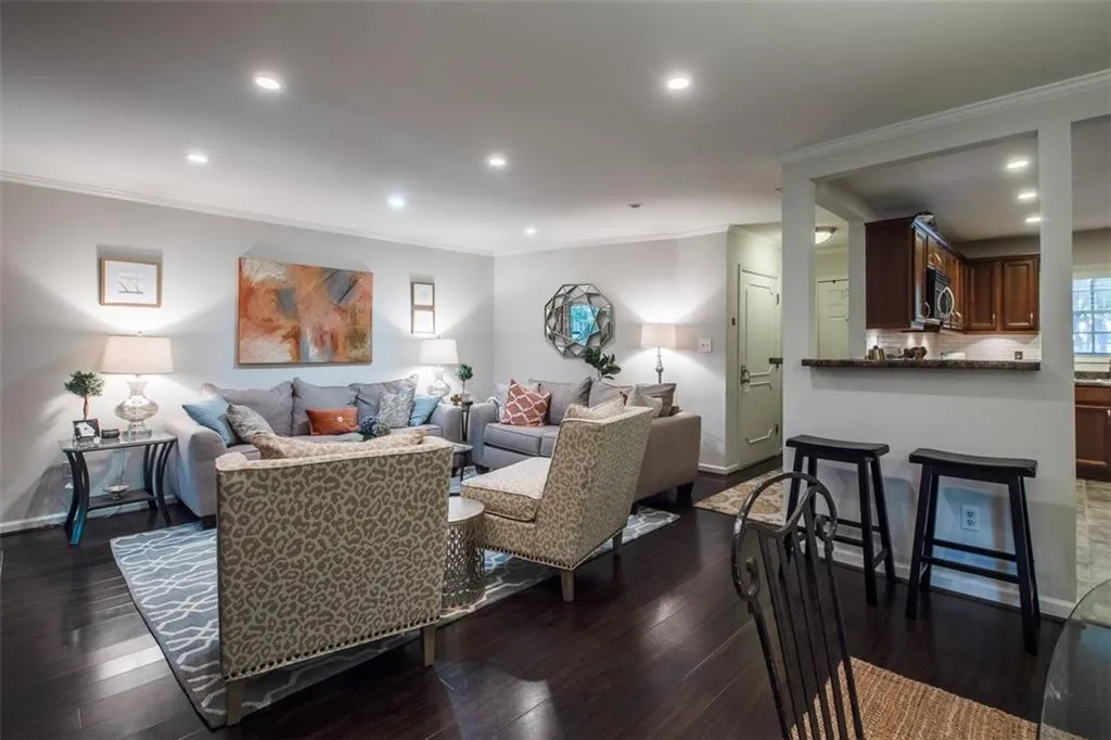 5400 Roswell Road Unit L8, Atlanta, Georgia 30342, 2 Bedrooms Bedrooms, ,2 BathroomsBathrooms,Residential,Sold,5400 Roswell Road Unit L8,6035380