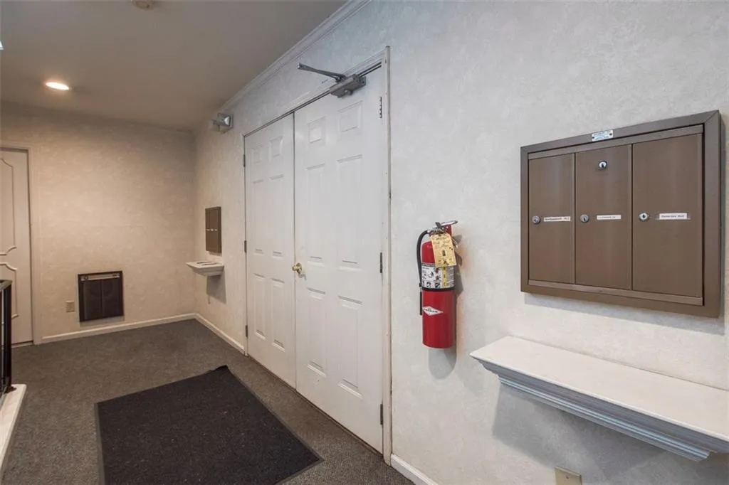 5400 Roswell Road Unit L8, Atlanta, Georgia 30342, 2 Bedrooms Bedrooms, ,2 BathroomsBathrooms,Residential,Sold,5400 Roswell Road Unit L8,6035380