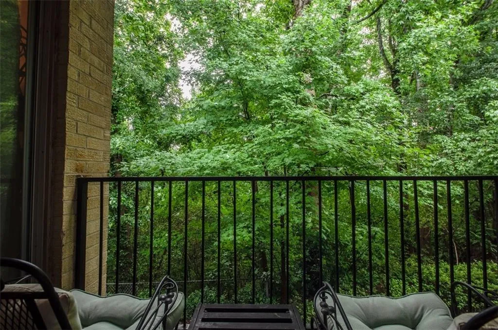 5400 Roswell Road Unit L8, Atlanta, Georgia 30342, 2 Bedrooms Bedrooms, ,2 BathroomsBathrooms,Residential,Sold,5400 Roswell Road Unit L8,6035380