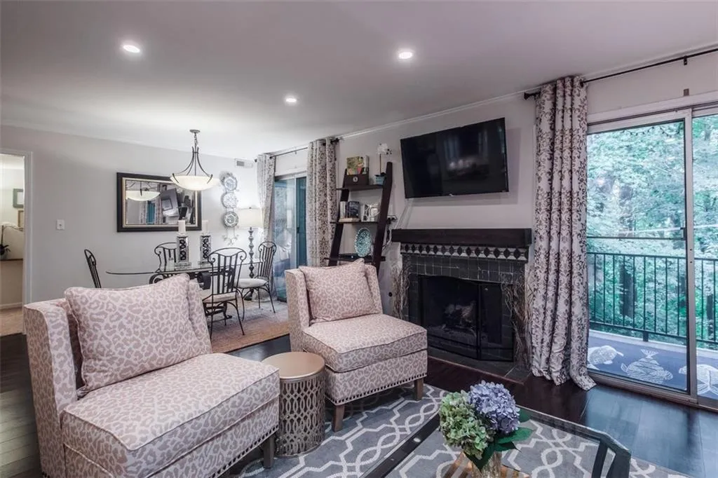 5400 Roswell Road Unit L8, Atlanta, Georgia 30342, 2 Bedrooms Bedrooms, ,2 BathroomsBathrooms,Residential,Sold,5400 Roswell Road Unit L8,6035380