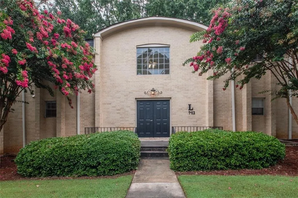 5400 Roswell Road Unit L8, Atlanta, Georgia 30342, 2 Bedrooms Bedrooms, ,2 BathroomsBathrooms,Residential,Sold,5400 Roswell Road Unit L8,6035380