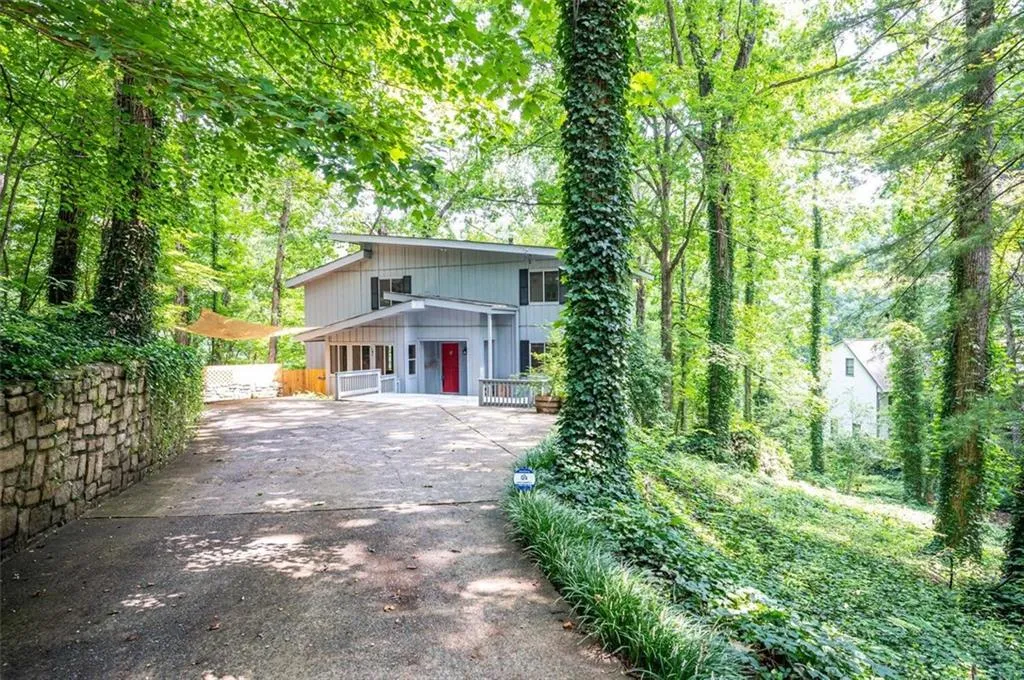185 N Mill Court, Sandy Springs, Georgia 30328, 5 Bedrooms Bedrooms, ,3 BathroomsBathrooms,Residential,Sold,185 N Mill Court,6914361