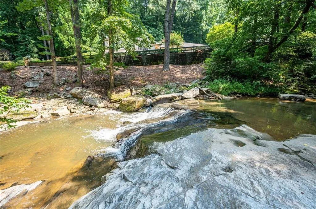 185 N Mill Court, Sandy Springs, Georgia 30328, 5 Bedrooms Bedrooms, ,3 BathroomsBathrooms,Residential,Sold,185 N Mill Court,6914361