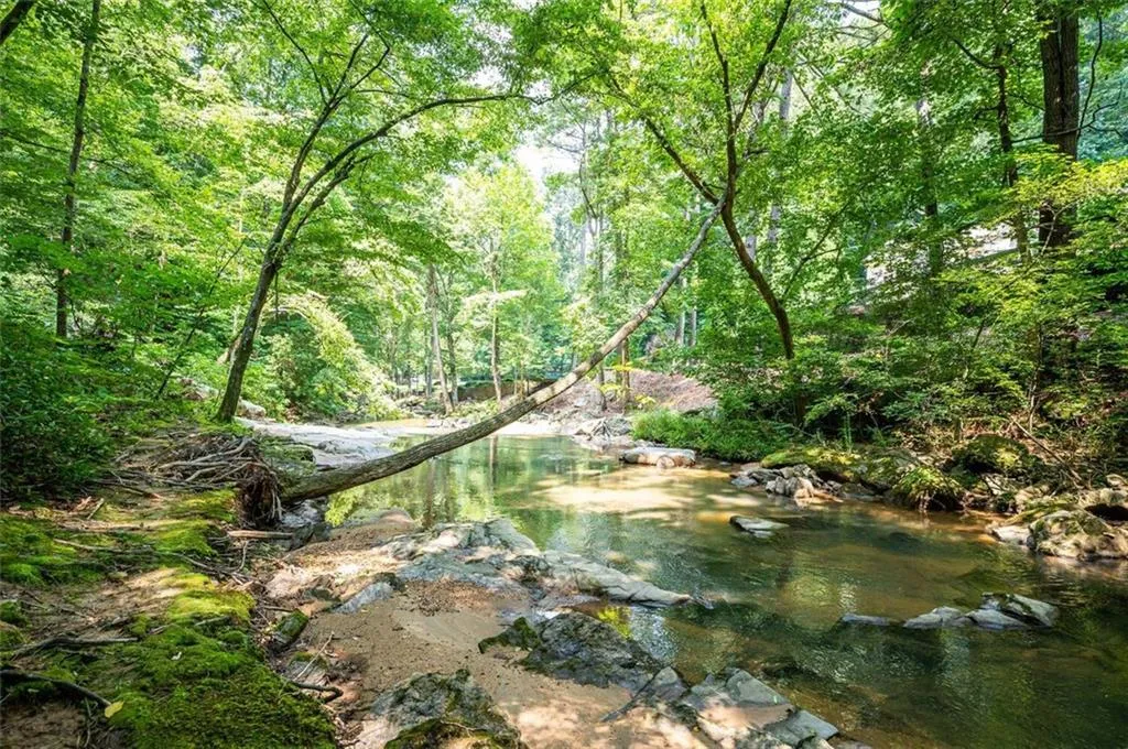 185 N Mill Court, Sandy Springs, Georgia 30328, 5 Bedrooms Bedrooms, ,3 BathroomsBathrooms,Residential,Sold,185 N Mill Court,6914361