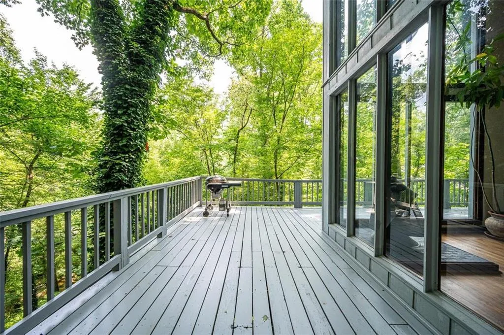 185 N Mill Court, Sandy Springs, Georgia 30328, 5 Bedrooms Bedrooms, ,3 BathroomsBathrooms,Residential,Sold,185 N Mill Court,6914361