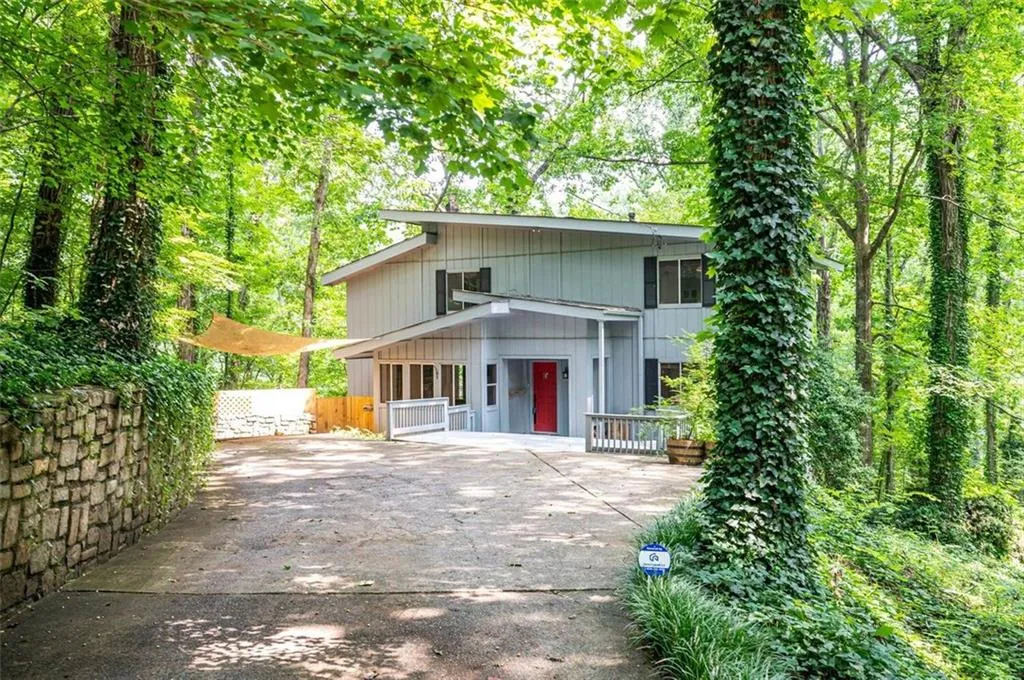 185 N Mill Court, Sandy Springs, Georgia 30328, 5 Bedrooms Bedrooms, ,3 BathroomsBathrooms,Residential,Sold,185 N Mill Court,6914361