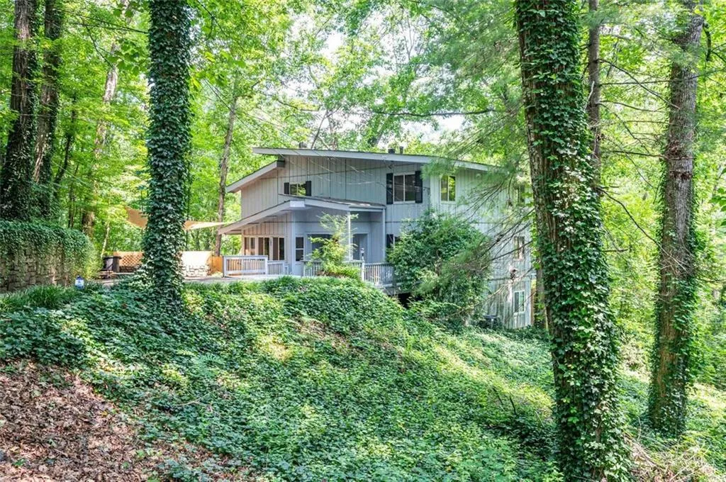 185 N Mill Court, Sandy Springs, Georgia 30328, 5 Bedrooms Bedrooms, ,3 BathroomsBathrooms,Residential,Sold,185 N Mill Court,6914361