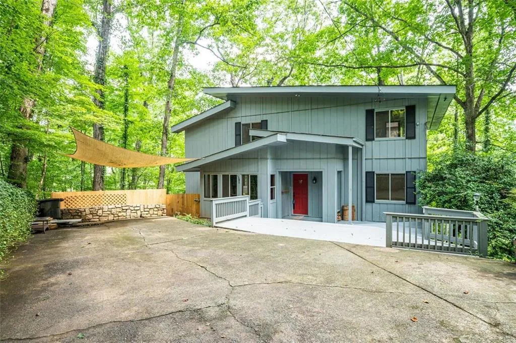 185 N Mill Court, Sandy Springs, Georgia 30328, 5 Bedrooms Bedrooms, ,3 BathroomsBathrooms,Residential,Sold,185 N Mill Court,6914361