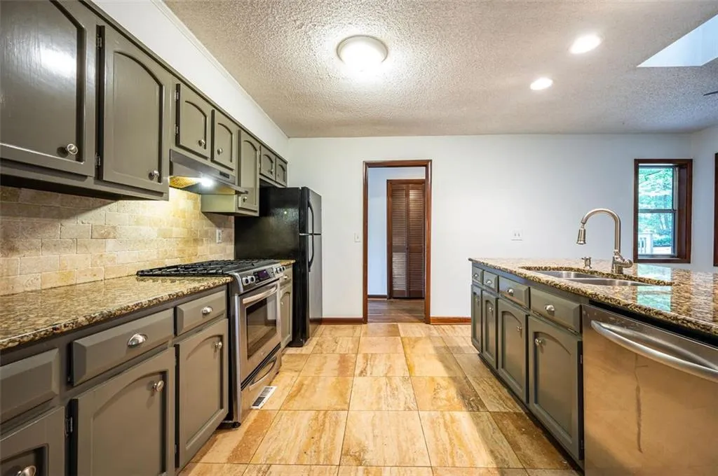 185 N Mill Court, Sandy Springs, Georgia 30328, 5 Bedrooms Bedrooms, ,3 BathroomsBathrooms,Residential,Sold,185 N Mill Court,6914361