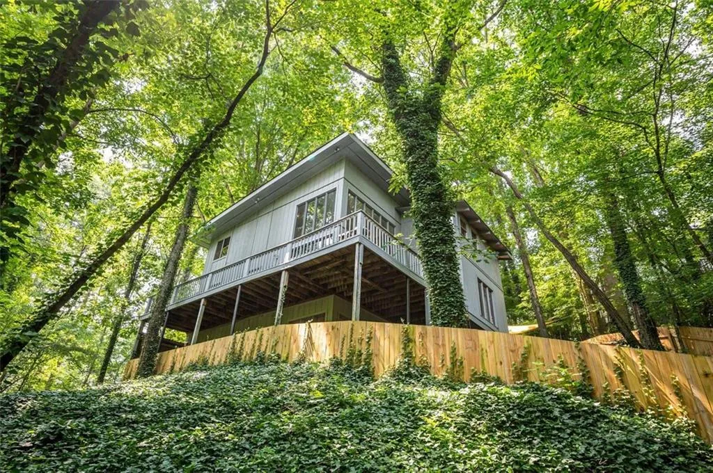 185 N Mill Court, Sandy Springs, Georgia 30328, 5 Bedrooms Bedrooms, ,3 BathroomsBathrooms,Residential,Sold,185 N Mill Court,6914361