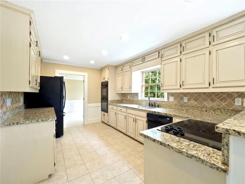 7575 Hunters Woods Drive, Sandy Springs, Georgia 30350, 6 Bedrooms Bedrooms, ,4 BathroomsBathrooms,Residential,Sold,7575 Hunters Woods Drive,6867400