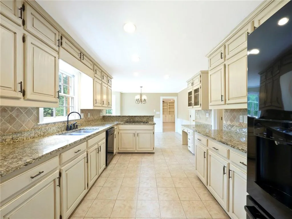 7575 Hunters Woods Drive, Sandy Springs, Georgia 30350, 6 Bedrooms Bedrooms, ,4 BathroomsBathrooms,Residential,Sold,7575 Hunters Woods Drive,6867400