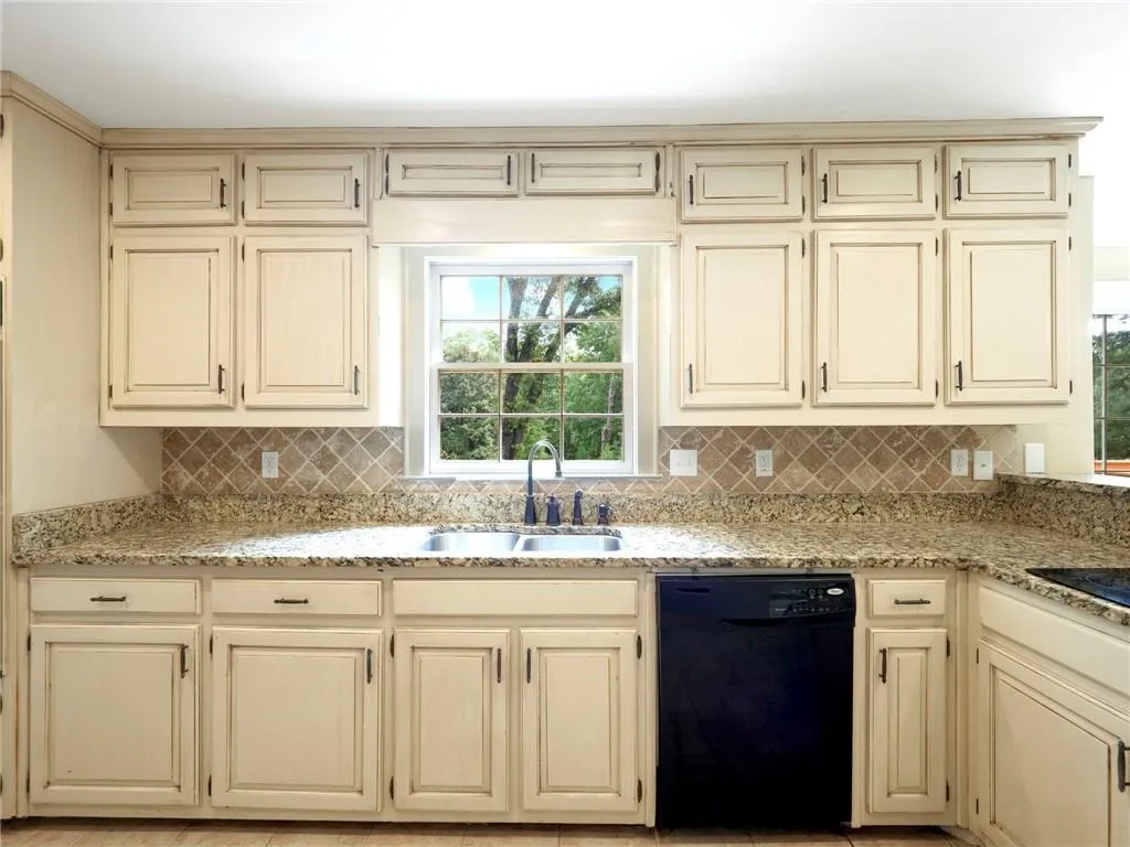 7575 Hunters Woods Drive, Sandy Springs, Georgia 30350, 6 Bedrooms Bedrooms, ,4 BathroomsBathrooms,Residential,Sold,7575 Hunters Woods Drive,6867400