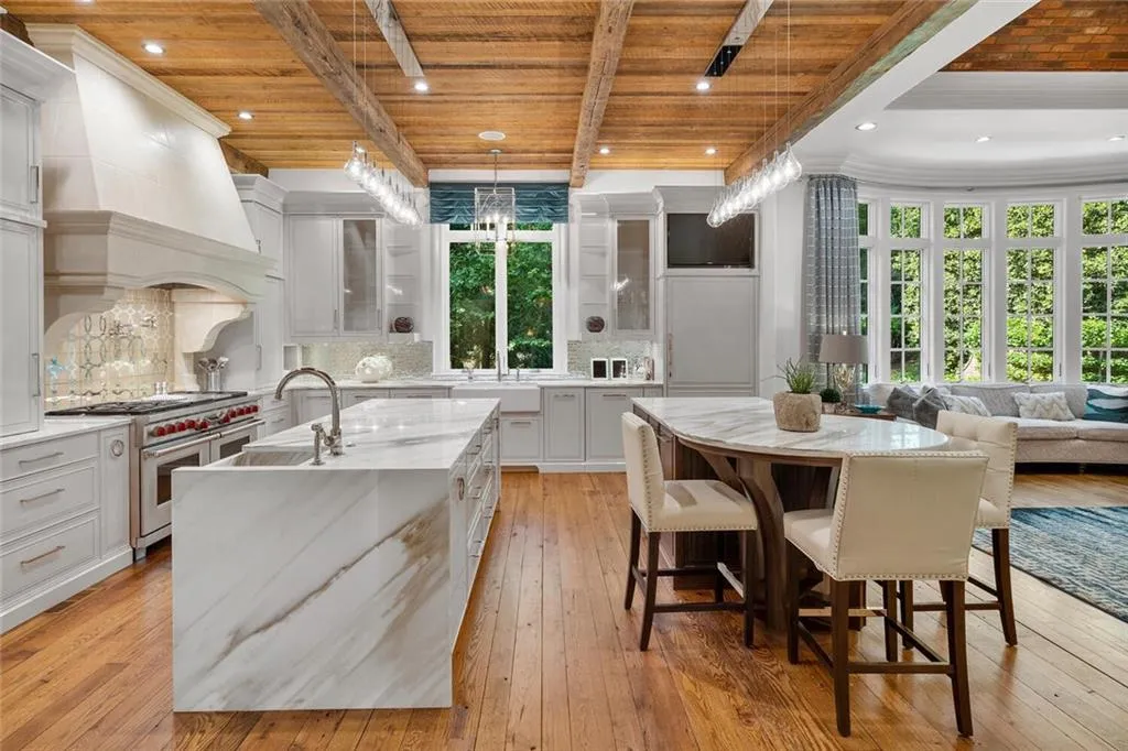 Seating island complete with Sub Zero drink drawers and icemaker.