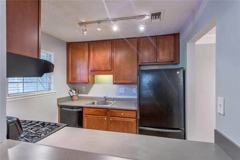 6814 Glenridge Drive Unit J, Sandy Springs, Georgia 30328, 2 Bedrooms Bedrooms, ,2 BathroomsBathrooms,Residential,Sold,6814 Glenridge Drive Unit J,6587268