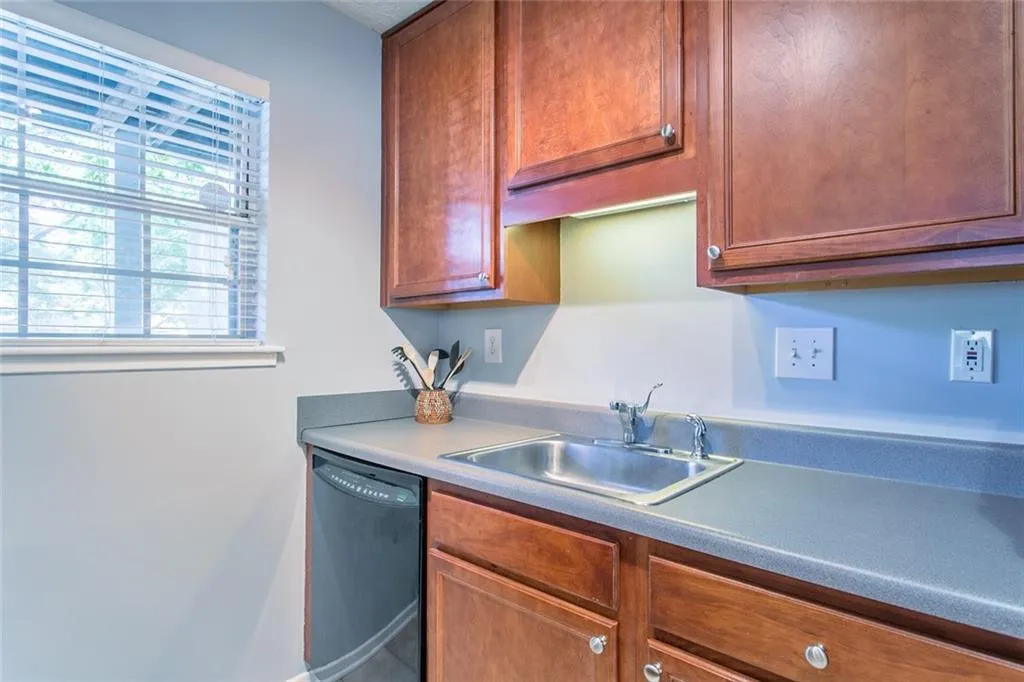 6814 Glenridge Drive Unit J, Sandy Springs, Georgia 30328, 2 Bedrooms Bedrooms, ,2 BathroomsBathrooms,Residential,Sold,6814 Glenridge Drive Unit J,6587268