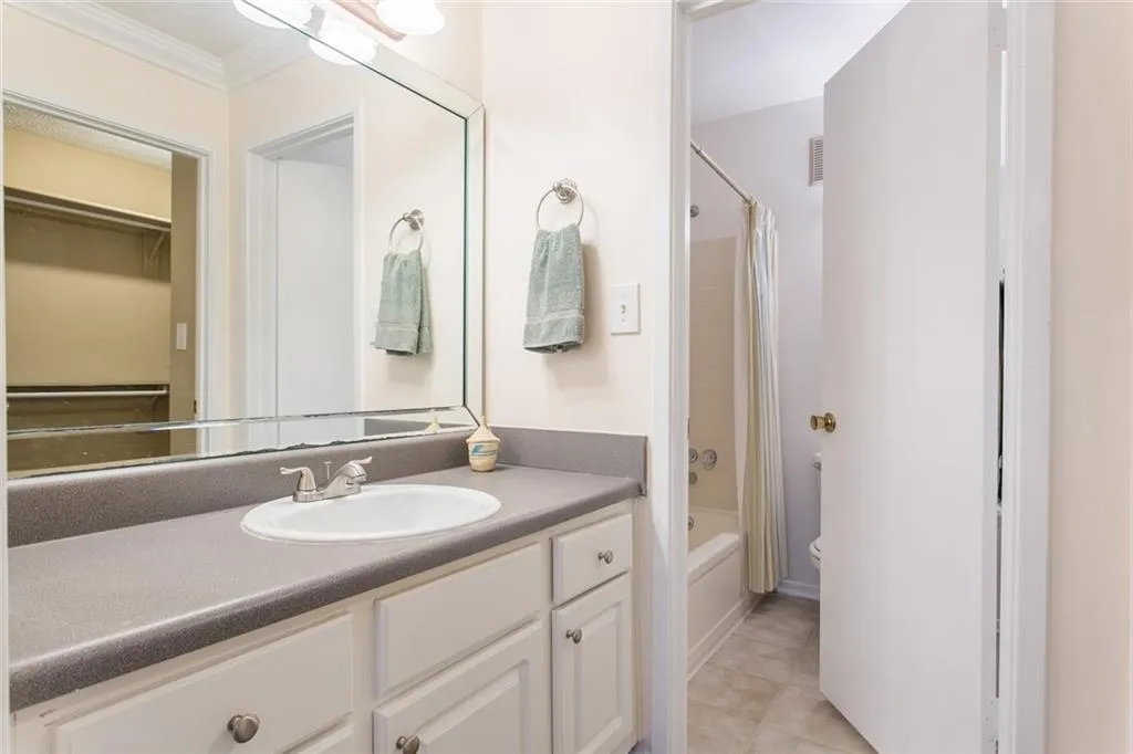6814 Glenridge Drive Unit J, Sandy Springs, Georgia 30328, 2 Bedrooms Bedrooms, ,2 BathroomsBathrooms,Residential,Sold,6814 Glenridge Drive Unit J,6587268