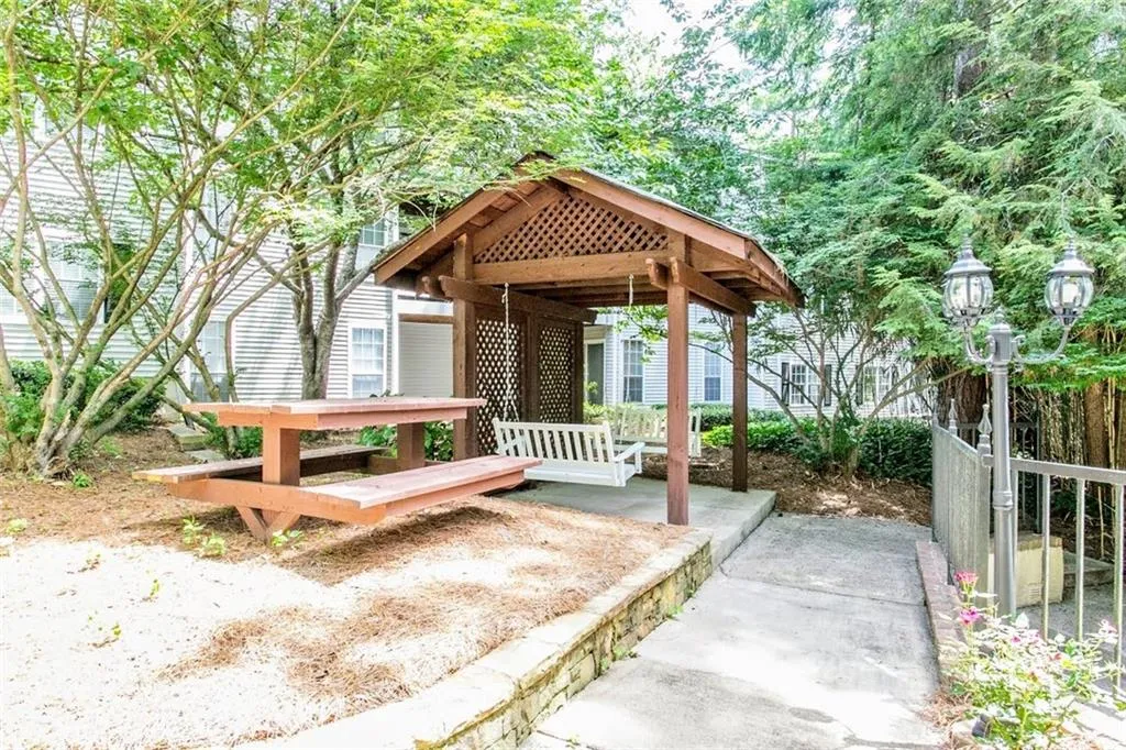 6814 Glenridge Drive Unit J, Sandy Springs, Georgia 30328, 2 Bedrooms Bedrooms, ,2 BathroomsBathrooms,Residential,Sold,6814 Glenridge Drive Unit J,6587268