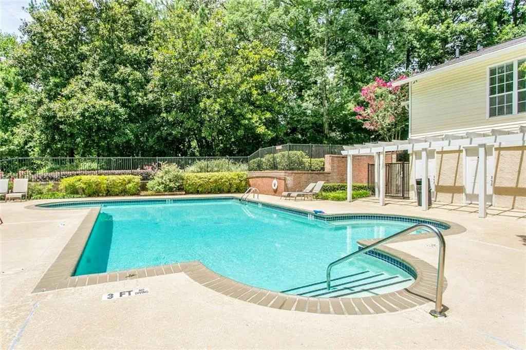 6814 Glenridge Drive Unit J, Sandy Springs, Georgia 30328, 2 Bedrooms Bedrooms, ,2 BathroomsBathrooms,Residential,Sold,6814 Glenridge Drive Unit J,6587268