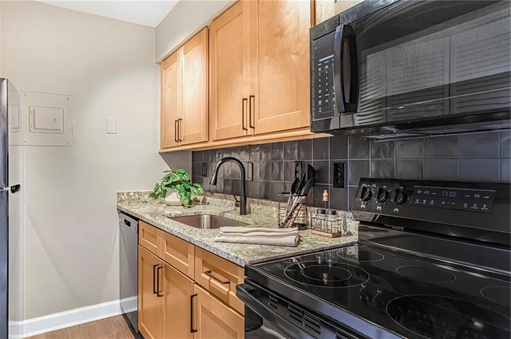 1150 Collier Road Nw Unit 10l, Atlanta, Georgia 30318, 1 Bedroom Bedrooms, ,1 BathroomBathrooms,Residential,For Sale,1150 Collier Road Nw Unit 10l,7595027