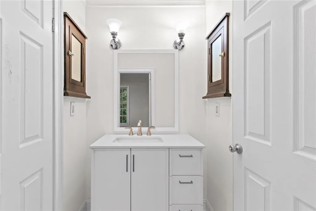 1150 Collier Road Nw Unit 10l, Atlanta, Georgia 30318, 1 Bedroom Bedrooms, ,1 BathroomBathrooms,Residential,For Sale,1150 Collier Road Nw Unit 10l,7595027