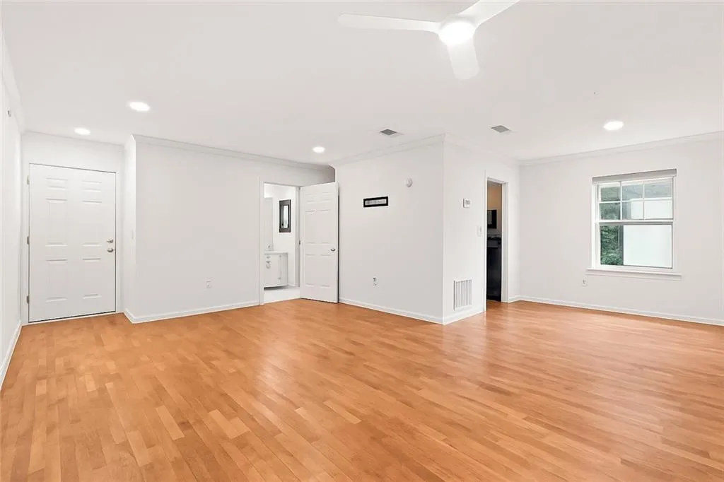 1150 Collier Road Nw Unit 10l, Atlanta, Georgia 30318, 1 Bedroom Bedrooms, ,1 BathroomBathrooms,Residential,For Sale,1150 Collier Road Nw Unit 10l,7595027