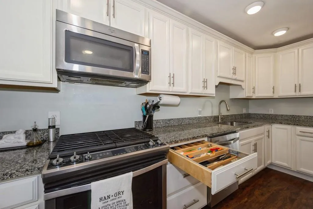 52 Huntington Place Drive, Sandy Springs, Georgia 30350, 3 Bedrooms Bedrooms, ,2 BathroomsBathrooms,Residential,Sold,52 Huntington Place Drive,6848166