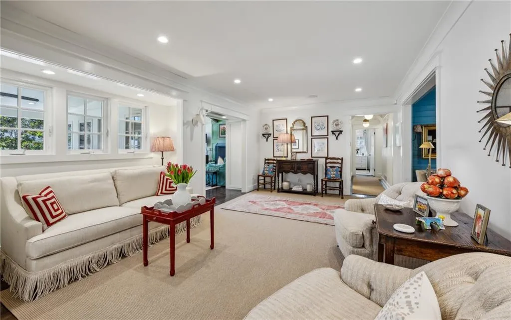 sitting room/ dining room