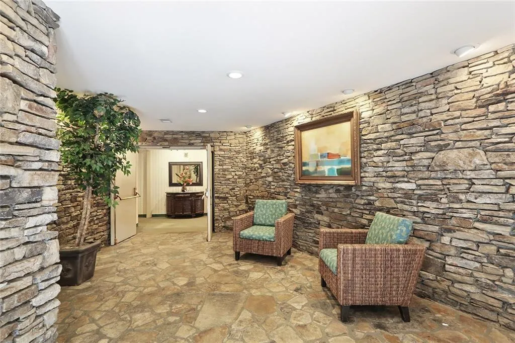 1305 Highland Bluff Drive Se Unit 305, Atlanta, Georgia 30339, 2 Bedrooms Bedrooms, ,2 BathroomsBathrooms,Residential,Sold,1305 Highland Bluff Drive Se Unit 305,6038243