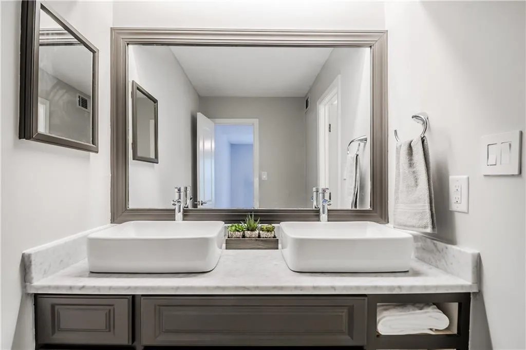 725 Dalrymple Road Unit 2e, Sandy Springs, Georgia 30328, 2 Bedrooms Bedrooms, ,2 BathroomsBathrooms,Residential,Sold,725 Dalrymple Road Unit 2e,5950419