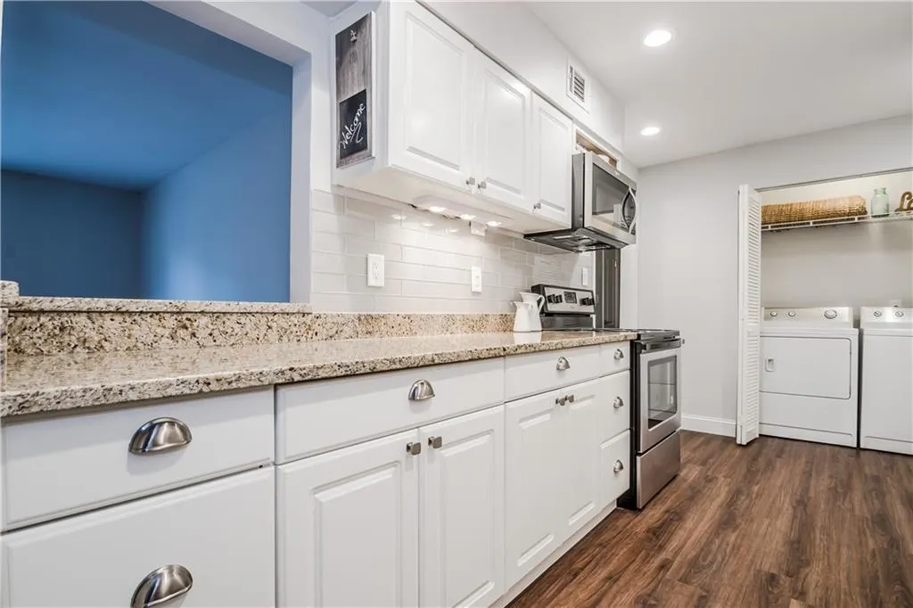 725 Dalrymple Road Unit 2e, Sandy Springs, Georgia 30328, 2 Bedrooms Bedrooms, ,2 BathroomsBathrooms,Residential,Sold,725 Dalrymple Road Unit 2e,5950419