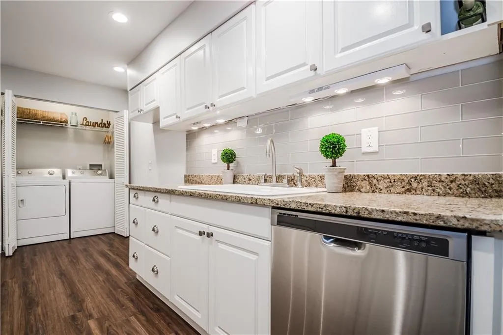 725 Dalrymple Road Unit 2e, Sandy Springs, Georgia 30328, 2 Bedrooms Bedrooms, ,2 BathroomsBathrooms,Residential,Sold,725 Dalrymple Road Unit 2e,5950419