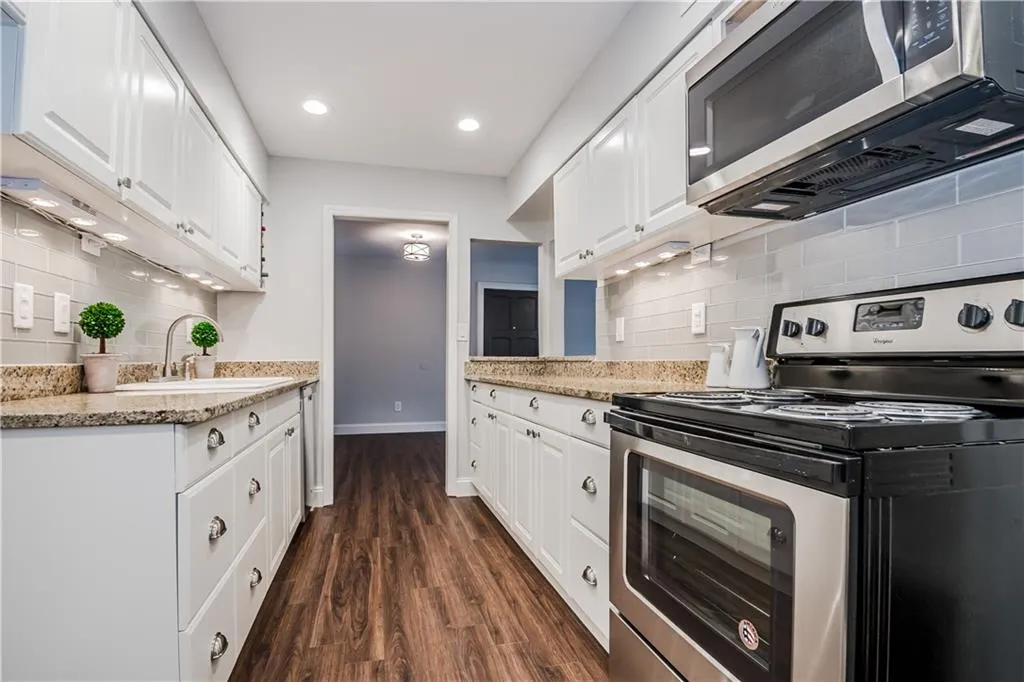 725 Dalrymple Road Unit 2e, Sandy Springs, Georgia 30328, 2 Bedrooms Bedrooms, ,2 BathroomsBathrooms,Residential,Sold,725 Dalrymple Road Unit 2e,5950419