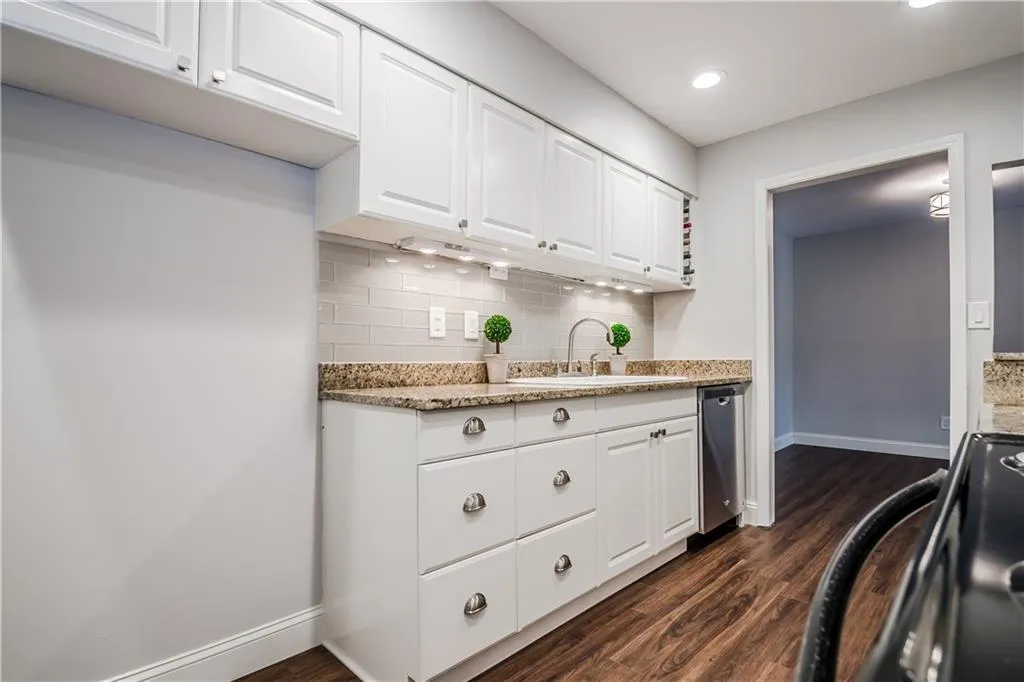 725 Dalrymple Road Unit 2e, Sandy Springs, Georgia 30328, 2 Bedrooms Bedrooms, ,2 BathroomsBathrooms,Residential,Sold,725 Dalrymple Road Unit 2e,5950419