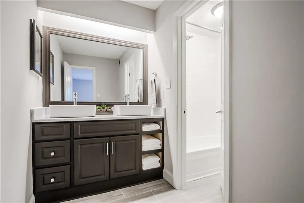 725 Dalrymple Road Unit 2e, Sandy Springs, Georgia 30328, 2 Bedrooms Bedrooms, ,2 BathroomsBathrooms,Residential,Sold,725 Dalrymple Road Unit 2e,5950419