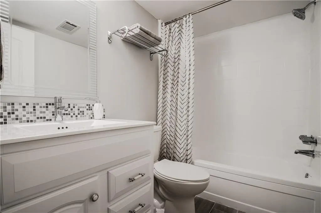 725 Dalrymple Road Unit 2e, Sandy Springs, Georgia 30328, 2 Bedrooms Bedrooms, ,2 BathroomsBathrooms,Residential,Sold,725 Dalrymple Road Unit 2e,5950419