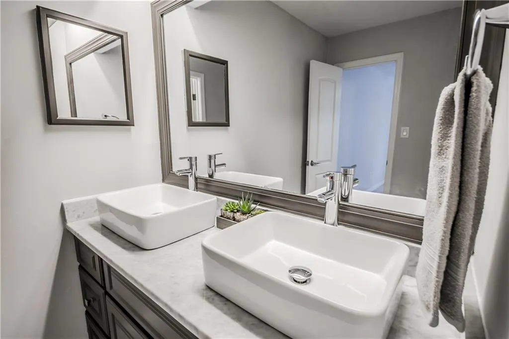 725 Dalrymple Road Unit 2e, Sandy Springs, Georgia 30328, 2 Bedrooms Bedrooms, ,2 BathroomsBathrooms,Residential,Sold,725 Dalrymple Road Unit 2e,5950419