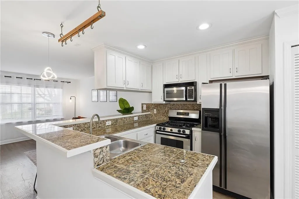 2232 Dunseath Avenue Nw Unit 206, Atlanta, Georgia 30318, 2 Bedrooms Bedrooms, 0 ,1 BathroomBathrooms,Residential,For Sale,2232 Dunseath Avenue Nw Unit 206,7745218